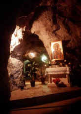 Cave-Chapel.jpg (23354 bytes)